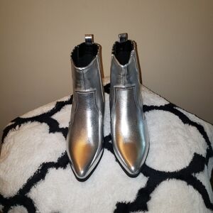 NWOB Wild Diva Silver Western Bootie Size 9